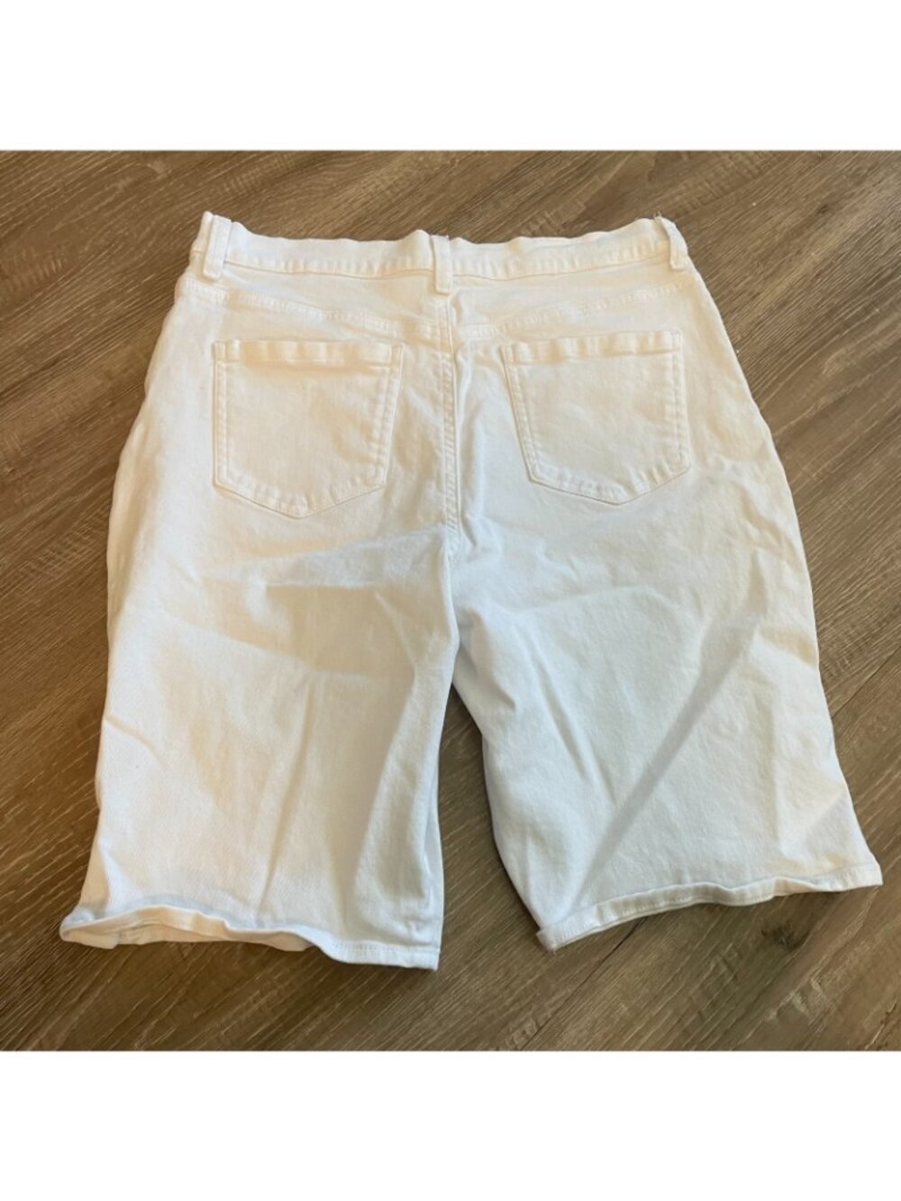 Gloria Vanderbilt Women's White Denim Shorts Size 12 Cuffed Hem Button Tab - Picture 5 of 11